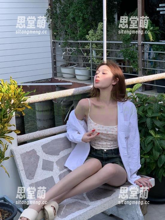 要问ios版“52吃瓜”网址，谁在吸引我的注意？真的是五光十色的影像！