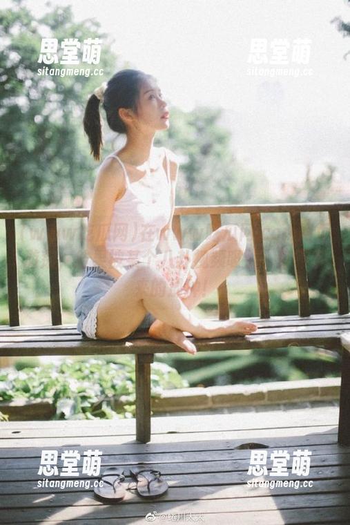 在www吃瓜网.com网页游荡，结果被某个八卦视频吸引，停不下来的那种！
