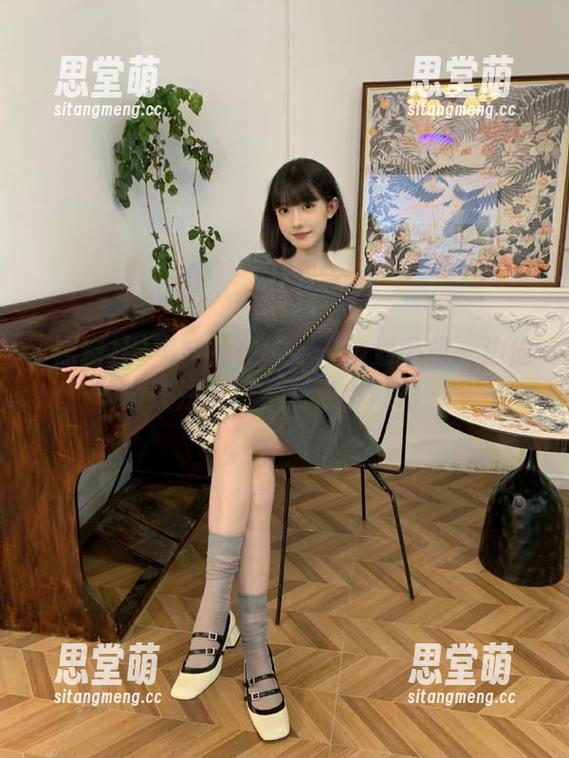 黑料社在线：一边划手机一边偷偷关注前任，有点小期待～